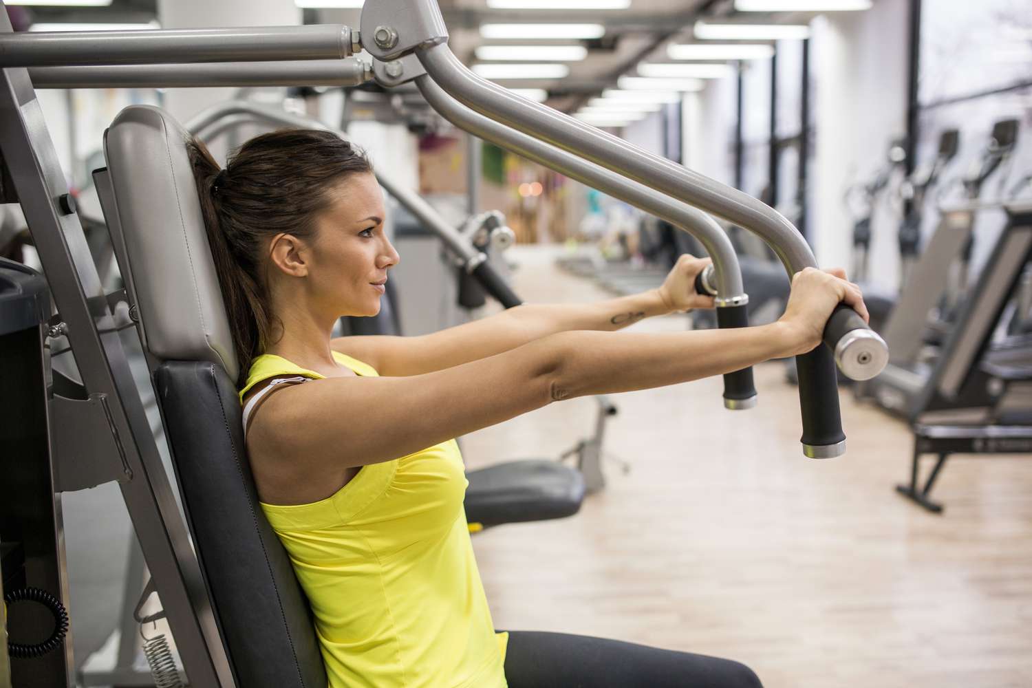 کون سی مشینیں سینے کے پٹھوں کو مؤثر طریقے سے تربیت دے سکتی ہیں؟